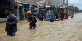 قتلى وآلاف المشردين جراء فيضانات تضرب إندونيسيا