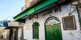 مستوطنون يخربون للمرة الثالثة بوابة مسجد في القدس 