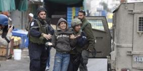 الاحتلال يعتقل طفلا وشابا ويعتدي على عائلة في الخليل
