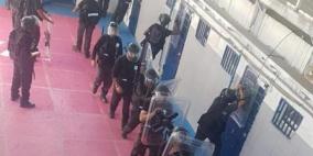 الاحتلال يحتجز الأسرى المضربين في ظروف قاسية