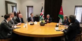العاهل الأردني يؤكد لكوشنير ضرورة الالتزام بحل الدولتين