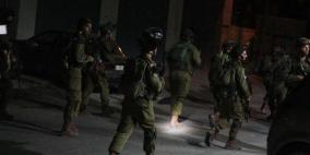 الاحتلال يعتقل 13 مواطنا من الضفة بينهم ثلاثة أفراد من عائلة واحدة