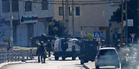 إصابة شاب دهسا واعتقالات بمواجهات مع الاحتلال في الأمعري