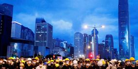 محتجون يهشمون نوافذ المجلس التشريعي في هونغ كونغ 
