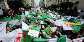 آلاف الجزائريين يتظاهرون تزامنا مع ذكرى الاستقلال