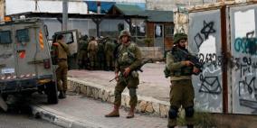 الاحتلال يعتقل شاب ووالده على خلفية "عملية دهس اصيب فيها 5 جنود"