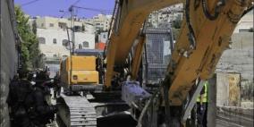 الاحتلال يهدم جدارا إسمنتيا في بلدة حزما شرق القدس