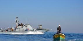 الاحتلال يستهدف ويلاحق الصيادين قبالة سواحل القطاع