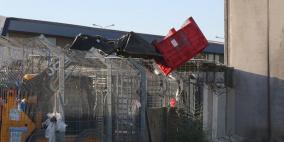 الاحتلال يتلف بسطات الباعة على معبر وادي الخليل 