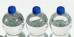 تحذير من مياه الشرب المعبأة بزجاجات البلاستيك