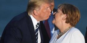 قبلة ترامب الغريبة لميركل تحير الجميع