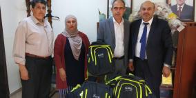 بنك الإسكان يساهم بتوزيع حقائب مدرسية في الخليل