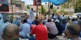 إسنادا للأسرى.. العشرات يؤدون الجمعة بخيمة الاعتصام في أبو ديس 