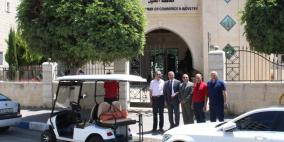 "الإسلامي الفلسطيني" يتبرع بسيارة لنقل المرضى والمسنين في الخليل