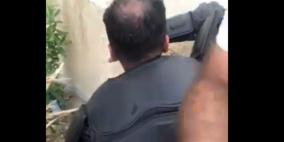 شاهد.. شرطي عراقي ينهار باكياً من هول ما رآه بين المتظاهرين