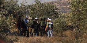 الاحتلال يستهدف المزارعين بقنابل الغاز جنوب نابلس