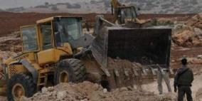 استشهاد مواطن واصابة نجلة بعد صدم سيارتهما من قبل جرافة اسرائيلية في الخليل