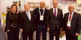 وزير الاقتصاد يزور جناح شركة قطاف في معرض حلال في اسطنبول