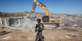 الاحتلال يخطر بهدم أربعة منازل شرق يطا