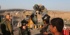 الاحتلال يتلف بسطات الباعة على معبر وادي الخليل جنوب الخليل