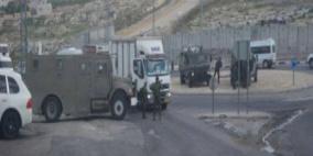 القدس: الاحتلال يعتقل فتى من حزما ويغلق مدخلها الرئيسي