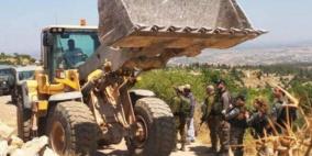 الاحتلال يخطر بإزالة منشآت سكنية واقتلاع أشجار زيتون في الأغوار