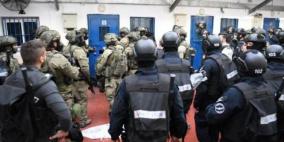 قوات القمع تقتحم قسمي (10) و(11) في سجن "عوفر" 