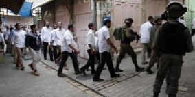 مستوطنون يهددون المواطنين بترحيلهم في الخليل 