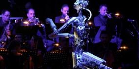  روبوت يقود فرقة أوركسترا بشرية