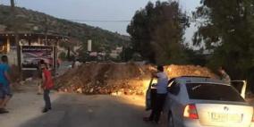 الاحتلال يضع مكعبات اسمنتية على مدخل قرية بزاريا شمال نابلس