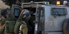 الاحتلال يعتقل 3 أشقاء ويعتدي على والدهم شرق رام الله