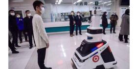 روبوت صيني يساهم في إنقاذ أرواح العاملين الصحيين