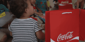 "المشروبات الوطنية" و"راية" توزعان الهدايا على الأطفال ضمن حملة "عيد وفرح"