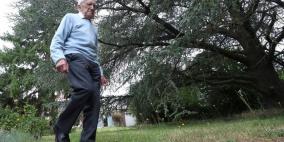 بلجيكي (103 أعوام) يمشي حول حديقته لجمع تبرعات لأبحاث كوفيد-19