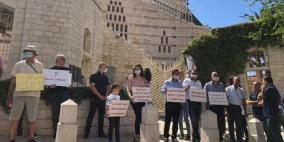 وقفة احتجاجية ضد صفقات بيع أراضي الوقف أمام كنيسة البشارة بالناصرة