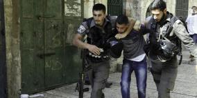 الاحتلال يعتقل مواطنا ونجليه بعد الاعتداء عليهم في باحات "الأقصى"