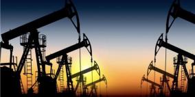 النفط يتراجع وزيادة المخزونات الأمريكية توقد شرارة مخاوف حيال الإمدادات