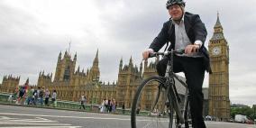 جونسون يحض البريطانيين على استخدام الدراجات لمواجهة كورونا