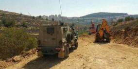 الاحتلال يوقف العمل بتأهيل طريق شرق بيت لحم ويستولي على جرافة