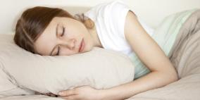 أخصائي علاج طبيعي: وضعية نومك تخفف آلامك أو تضاعفها
