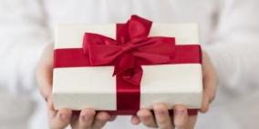 امرأة تتلقى هدية ابنها بعيد ميلاده ومصيبة داخل الصندوق
