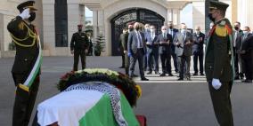الرئيس والقيادة يلقون نظرة الوداع على جثمان عريقات