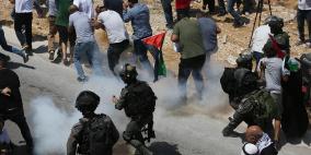 إصابة مواطن بقنبلة غاز وآخرين بالاختناق واعتقال مسعف شرق رام الله