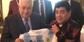 الرئيس عباس يعزي نظيره الارجنتيني بوفاة مارادونا