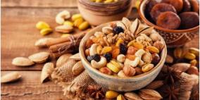 احذروا مخاطر المكسرات النيئة