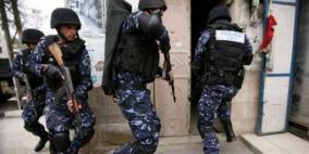 القبض على 4 مطلوبين مشتبه باشتراكهم بجريمة قتل في يطا