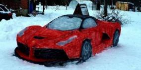 زوجان ينحتان سيارة فيراري من الثلج