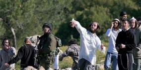 الخليل: مستوطنون يعتدون على شاب ويطاردون صحفيا في تل الرميدة