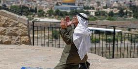 رئيس بلدية الاحتلال بالقدس  يهدد بمنع رافضي التطعيم من دخول المساجد