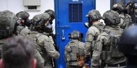 قوات القمع تقتحم القسم 16 في سجن عوفر 